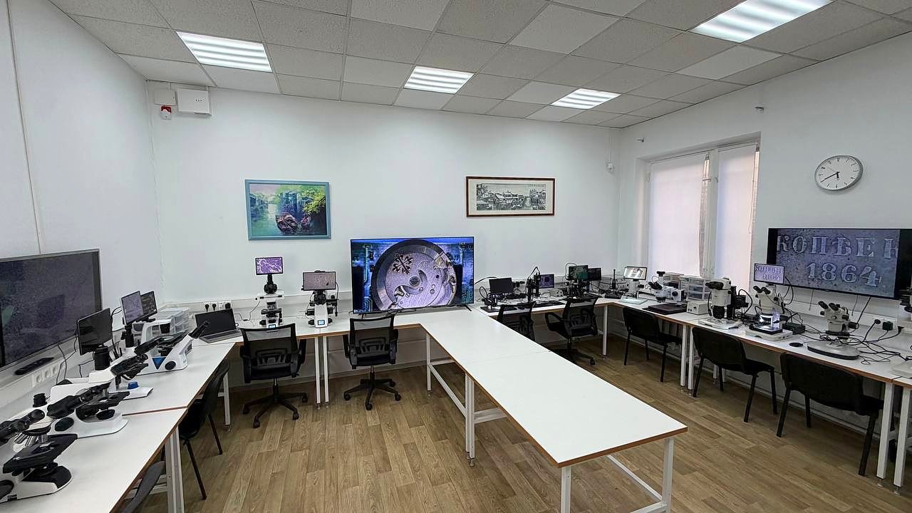 Выставочный зал компании «Микроанализ»: биологические, инвертированные, стереоскопические и цифровые микроскопы на демонстрационных столах